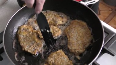 Ev yemeği pişirme süreci. Aşçı geyik bifteği kızartıyor. sağlıklı gıda konsepti