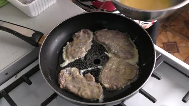 家庭料理のプロセス 料理のフライドポテト鹿ステーキ 健康的な食のコンセプト — ストック動画