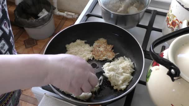 Zelfbereidingsproces Kok Bereidt Aardappelpannenkoeken Gezond Voedselconcept — Stockvideo