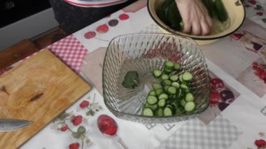 Ev yemeği pişirme süreci. Şef salatalık salatası yapar. Sağlıklı gıda konsepti