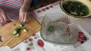 Ev yemeği pişirme süreci. Şef salatalık salatası yapar. Sağlıklı gıda konsepti