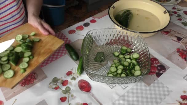 Processo Cozinha Caseira Chef Faz Uma Salada Pepino Conceito Alimentação — Vídeo de Stock
