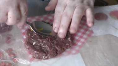 Ev yemeği pişirme süreci. Şef doldurulmuş geyik pirzolası yapar. Sağlıklı gıda konsepti