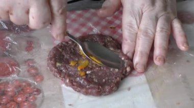 Ev yemeği pişirme süreci. Şef doldurulmuş geyik pirzolası yapar. Sağlıklı gıda konsepti