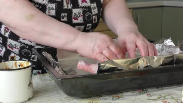 家庭料理のプロセス シェフは鶏を準備します 健康食品のコンセプト — ストック動画