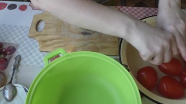 Ev yapımı yemek hazırlama süreci. Aşçı sebze salatası yapar. Sağlıklı gıda konsepti