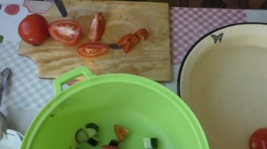 Ev yapımı yemek hazırlama süreci. Aşçı sebze salatası yapar. Sağlıklı gıda konsepti