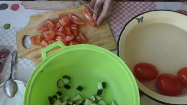 Ev yapımı yemek hazırlama süreci. Aşçı sebze salatası yapar. Sağlıklı gıda konsepti