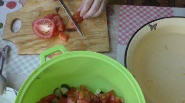 Ev yapımı yemek hazırlama süreci. Aşçı sebze salatası yapar. Sağlıklı gıda konsepti