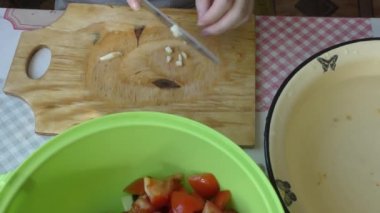 Ev yapımı yemek hazırlama süreci. Aşçı sebze salatası yapar. Sağlıklı gıda konsepti