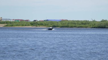 Naryan-Mar şehri, Nenets Özerk Okrug, Rusya, 06.26.2021, Pechorp Nehri üzerindeki nehir navigasyonu