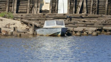 Naryan-Mar şehri, Nenets Özerk Okrug, Rusya, 06.26.2021, Pechorp Nehri üzerindeki nehir navigasyonu