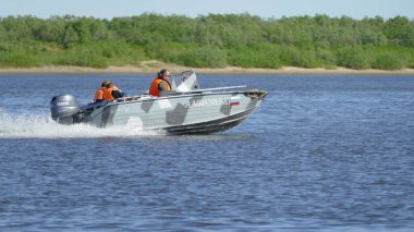 Naryan-Mar şehri, Nenets Özerk Okrug, Rusya, 06.26.2021, Pechorp Nehri üzerindeki nehir navigasyonu