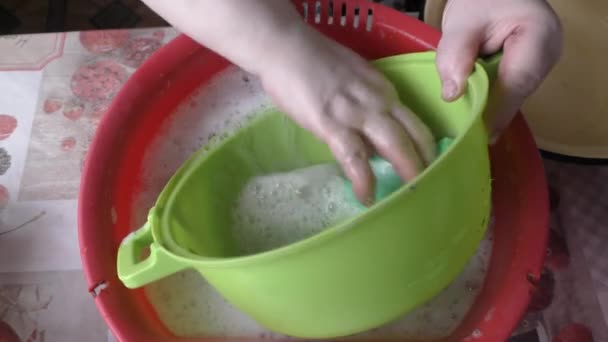 Mulher Lavar Pratos Cozinha Após Jantar Família — Vídeo de Stock