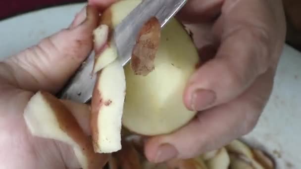 Frau Schält Kartoffeln Mit Messer — Stockvideo