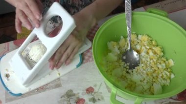 Şef salata yapıyor.