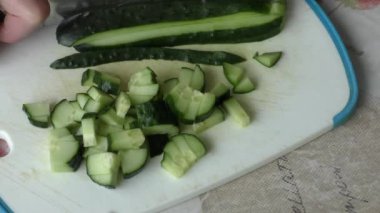 Şef salata yapıyor.