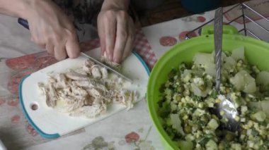 Şef salata yapıyor.