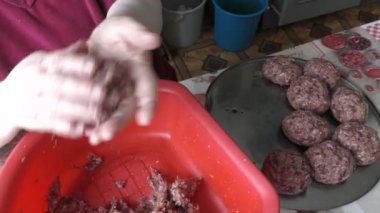Şef geyik etinden pirzola yapıyor.