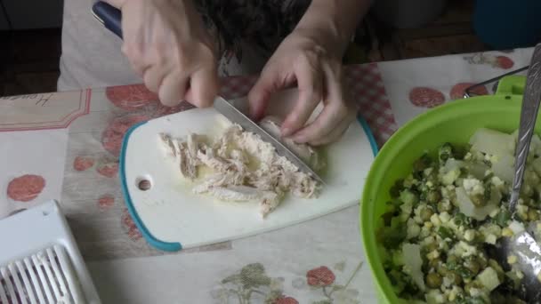 Der Koch Macht Einen Salat — Stockvideo