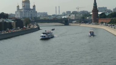 Moskova, Rusya, 08 / 09 / 2021. Şehir merkezindeki Moskova nehrinde eğlence tekneleri 