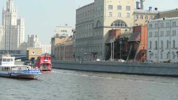 Moscú Rusia 2021 Movimiento Barcos Recreo Río Centro Moscú — Vídeos de Stock