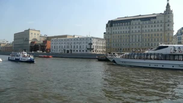 2021年9月8日 俄罗斯莫斯科 在莫斯科市中心的河上游船的流动 — 图库视频影像