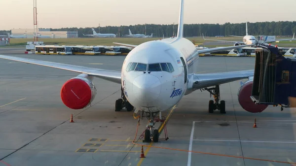 Москва Россия 2021 Boeing 737 Utair Аэропорту Внуково — стоковое фото