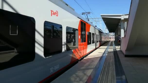 Adler Rusya 2021 Banliyö Elektrik Treni Adler Stasyonu Varır — Stok video