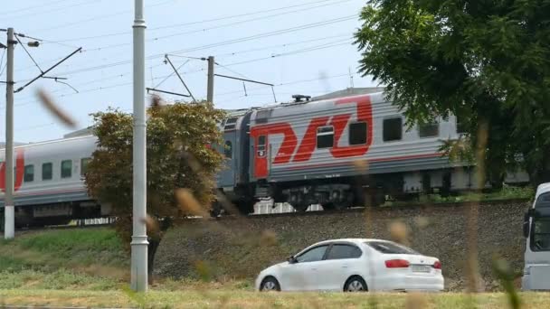 Krasnodar Rusland 2021 Trein Vliegt Langs Snelweg — Stockvideo