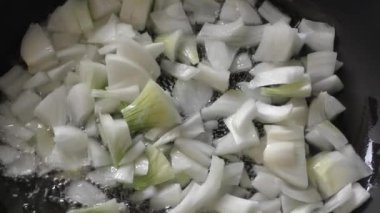 Kızartma tavasında kızartılmış soğan. 