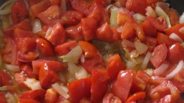 Soğanlı domatesler tavada pişirilir. sağlıklı gıda konsepti 