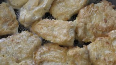 Kadın balık kızartması yapıyor. sağlıklı gıda konsepti 