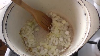 Soğanlar tavada kızarır. sağlıklı gıda konsepti 