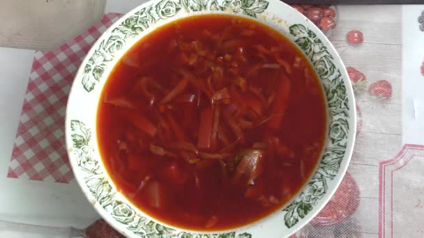 Mann Isst Rote Bete Suppe Mit Saurer Sahne — Stockvideo
