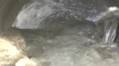 elektrikli beton karıştırıcı harcı karıştırır 