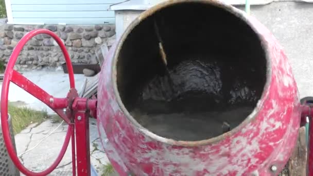 电动混凝土搅拌机搅拌砂浆 — 图库视频影像