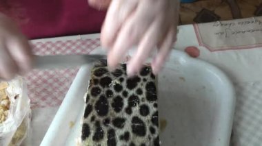 Kadın şef çiğ balık soyar. sağlıklı gıda konsepti 