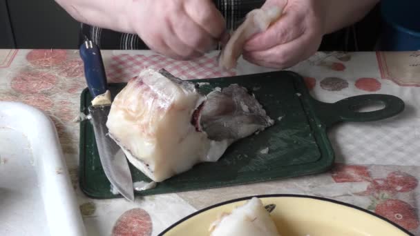 Chef Mulher Descasca Peixe Cru Conceito Alimentação Saudável — Vídeo de Stock