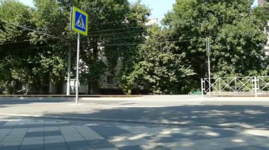 Krasnodar, Rusya, 08.08.2021, Şehir caddesi boyunca tramvay hareketi 