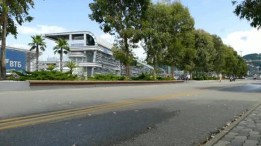 Imeretinsky tatil köyü, Sochi, Rusya, 08.08.2021. Parkta golf arabası hareket ediyor. 