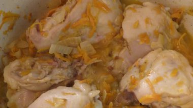 Tavuk eti sebzelerle pişirilir. 