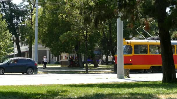 2021年8月8日 俄罗斯克拉斯诺达尔 电车沿着城市街道行驶 — 图库视频影像