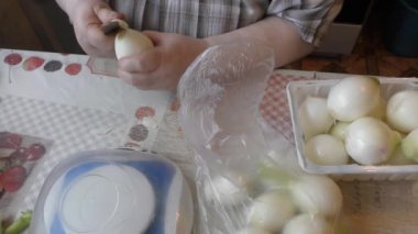 Aşçı soğanları tartıyor. sağlıklı gıda konsepti