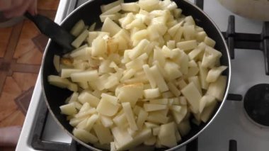 Tavada kızarmış patates. sağlıklı gıda konsepti 