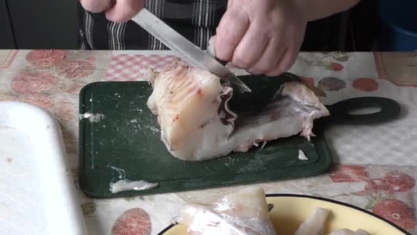 Der Koch Putzt Den Fisch Gesundes Ernährungskonzept — Stockvideo