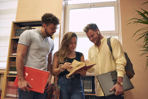 Grupo Jovens Estudantes Universitários Está Lendo Livro Enquanto Está Uma — Fotografia de Stock