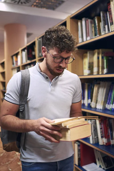 Jovem Está Lendo Livro Biblioteca Universidade — Fotografia de Stock