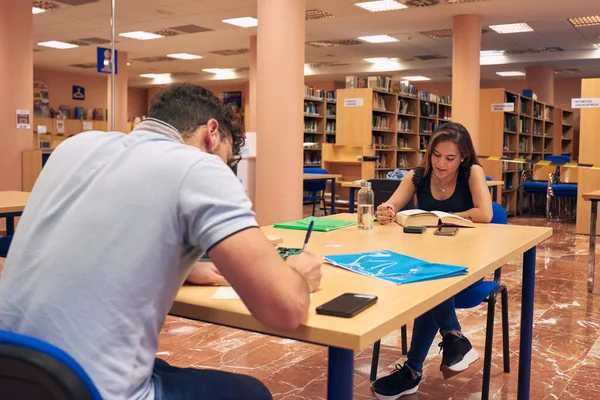 Una Giovane Coppia Sta Studiando Tavolo Insieme Biblioteca — Foto Stock