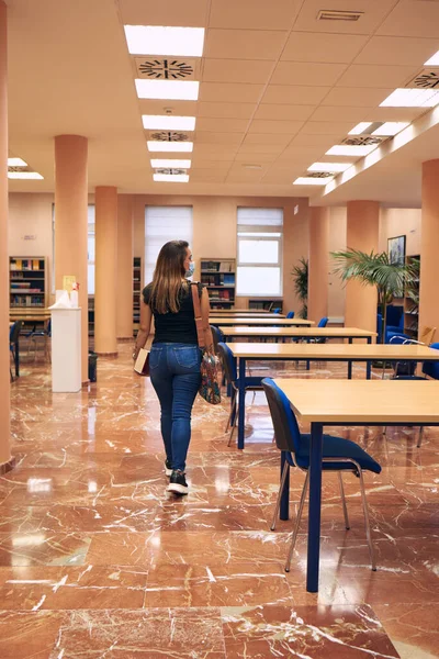 Ragazza Con Maschera Zaino Entra Una Libreria Vuota — Foto Stock